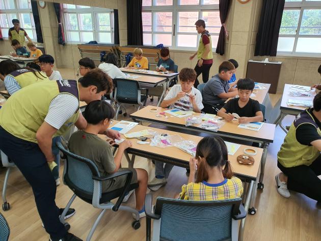 한수원 월성원자력본부가 지역 초등학생을 대상으로 '아톰공학교실'을 열고 학습 활동을 진행하고 있다.