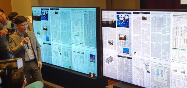 용석우 삼성전자 영상디스플레이본부 개발팀 상무가 17일 삼성전자 서울R&D캠퍼스에서 열린 8K TV 화질 설명회에서 LG OLED 8K TV(왼쪽)과 자사 QLED 8K TV를 비교 설명하고 있다.