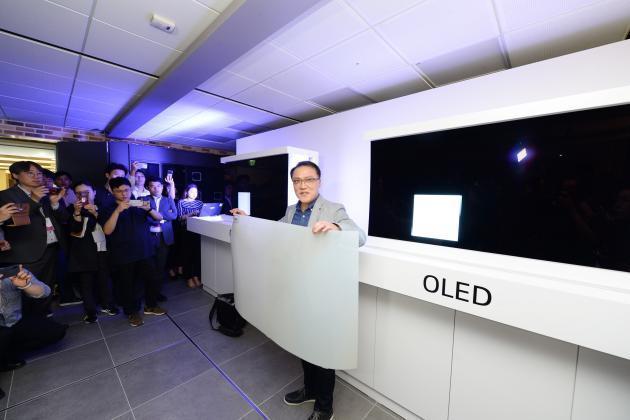 남호준 LG전자 홈엔터테인먼트(HE)연구소장(전무)이 17일 서울 여의도 트윈타원에서 개최된 '8K 및 올레드 기술설명회'에서 국내시장에 판매중인 QLED TV에 적용된 퀀텀닷 시트를 들고 차이를 설명하고 있다.