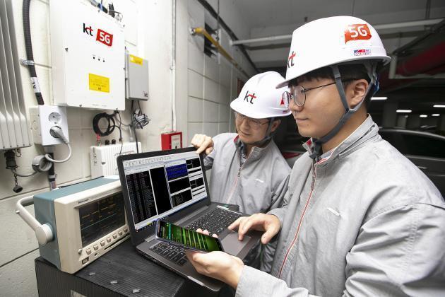 KT는 5G RF 중계기의 성능·효율을 극대화한 ‘5G 스마트 빔 패턴 동기화 기술’을 상용화하고, 5G 인빌딩 커버리지 확대를 가속화해 나간다고 18일 밝혔다. KT 네트워크부문 직원들이 서울 서초구의 한 건물 내 지하 주차장에서 ‘5G 스마트 빔 패턴 동기화 기술’이 적용된 5G RF 중계기의 품질을 점검하고 있다.