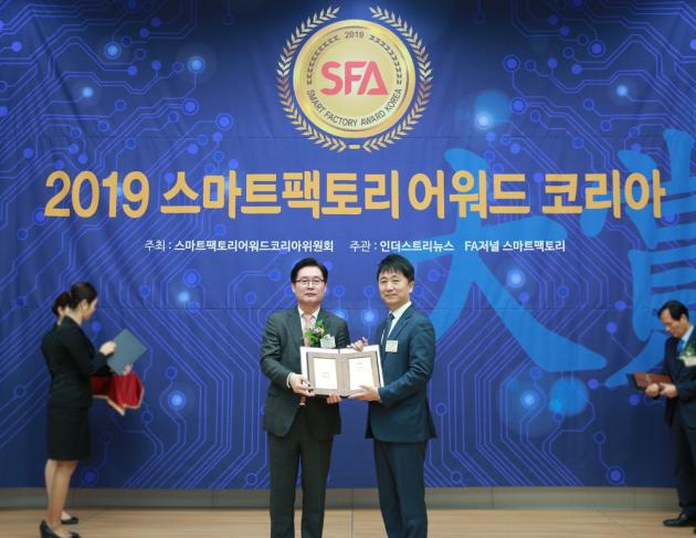 PTC코리아 김욱 전무(오른쪽)가 ‘2019 스마트 팩토리 어워드 코리아’에서 AR 기술혁신대상을 수상하고 있다. 