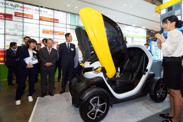 르노삼성차가 부산 벡스코 제1전시장에서 열린 ‘2019 국제환경·에너지산업전’에 참가해 초소형 전기차 ‘르노 트위지’를 전시했다.