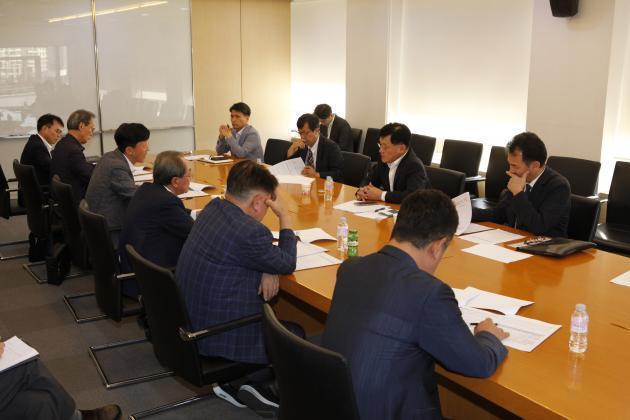 자동차산업연합회가 지난 18일 오후 3시 한국자동차산업협회 6층 중회의실에서 국가기후환경회의 ‘국민정책제안’ 중 ‘내연기관차 생산중단 검토’에 대한 대응방안을 논의했다.