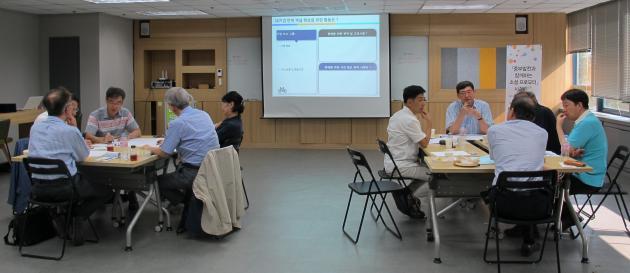 한국중부발전 ‘민간영업지원단’ 구성원들이 사회적경제기업의 제품 홍보와 판로확보를 위한 의견을 교환하고 있다.