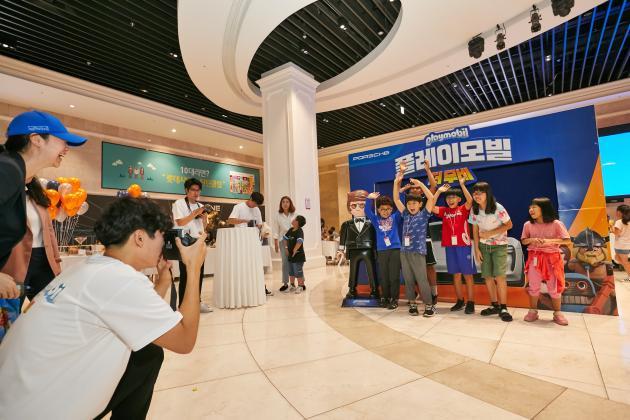 포르쉐코리아가 지난 19일 서울 잠실 롯데시네마 월드타워에서 문화소외계층 어린이 대상 영화 시사회 프로그램인 ‘포르쉐 드림 무비 나이트 인 서울’을 진행했다.