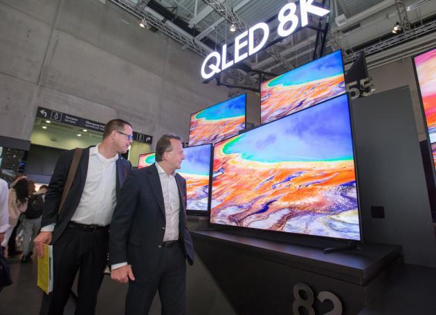 지난 9월 독일 베를린에서 열린 유럽최대 가전전시회 'IFA 2019' 에서 관람객들이 삼성전자의 QLED 8K TV를 살펴보는 모습.