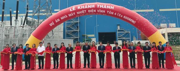 베트남전력공사(EVN)의 발주로 두산중공업이 건설한 '빈탄4’ 화력발전소 준공식이 21일, 베트남 빈투앙성에서 열렸다. 박인원 두산중공업 부사장 (오른쪽에서 첫번째)과 쩡화빈(Truong Hoa Binh) 베트남 부수상(오른쪽에서 여섯번째) 등 주요 관계자들이 기념 촬영을 하고 있다.
