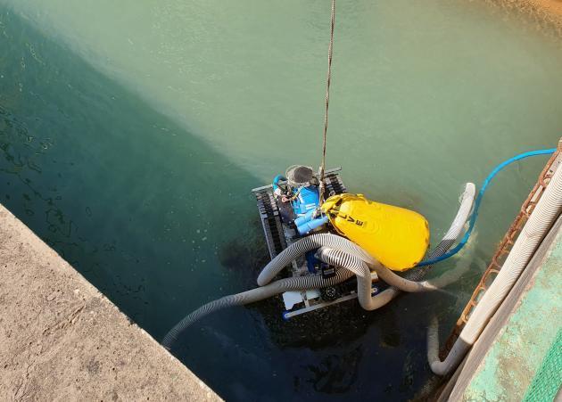 지난 17일부터 3일간 충남 당진시 한국동서발전 당진화력본부에서 이뤄진 폐수조 퇴적 슬러지 제거 작업에 수중청소 로봇이 투입되고 있다.