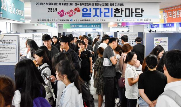 지난 24일 한국중부발전과 보령여성인력개발센터가 개최한 ‘청년(2030) 일자리한마당’에서 구직 청년들이 기업 부스를 둘러보고 있다.