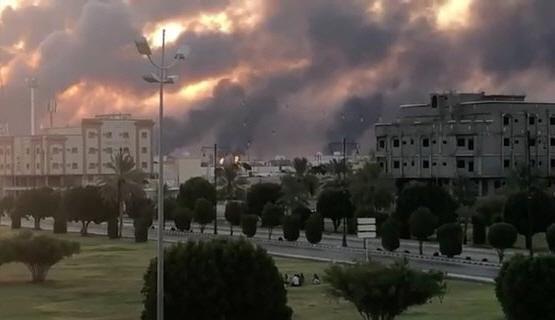 사우디아라비아 아브카이크의 아람코 공장이 예멘 반군의 드론 공격으로 인해 불길과 연기로 뒤덮여 있다.