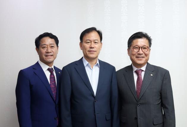 류재선 회장(사진 오른쪽)과 나희욱 경남도회 부회장(사진 왼쪽)은 윤한홍 의원을 만나 업계 발전방안을 논의했다.