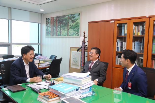 류 회장과 나 부회장은 권성동 의원을 예방해 전력산업계 발전을 위한 국회의 정책적 지원을 요청했다.