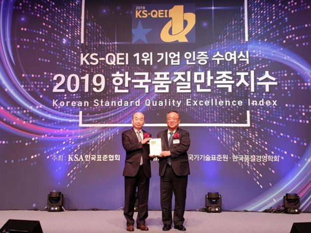 강동훈 한전KPS 원전사업본부장(사진 왼쪽)이 이상진 한국표준협회장으로부터 KS-QEI 1위 기업 인증패를 받고 있다.