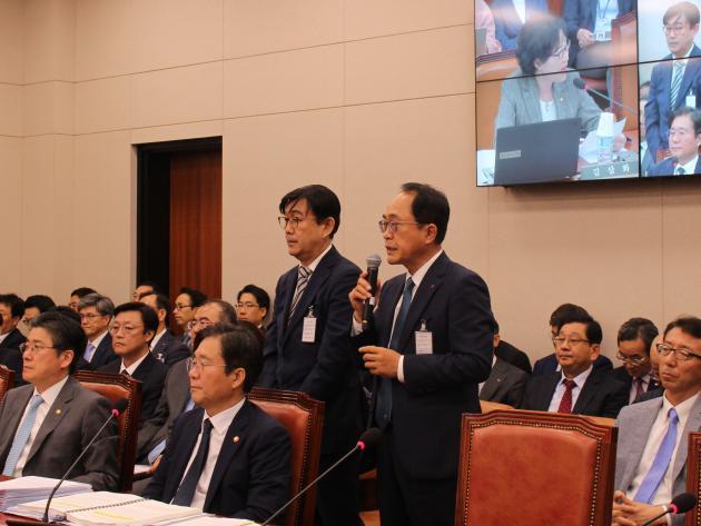 7일 국회 본청에서 열린 산업통상자원부 국정감사에는 김준호 LG화학 부사장과 임영호 SDI 부사장이 증인으로 출석했다. 