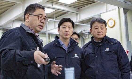 허세홍 GS칼텍스 사장(가운데)이 취임 후 대전 기술연구소를 방문해 연구설비를 둘러보 고 있다.