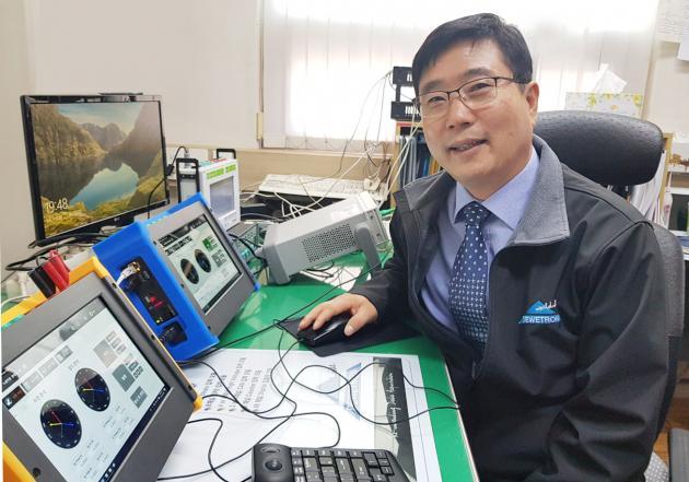 박찬영 데베트론코리아 대표가 전력품질분석기 PQA8000에 대해 설명하고 있다. 