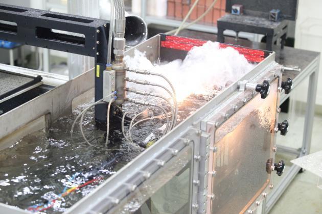 한국원자력연구원이 개발한 원전 해체용 레이저 절단기술로 물속의 금속을 절단하고 있다.