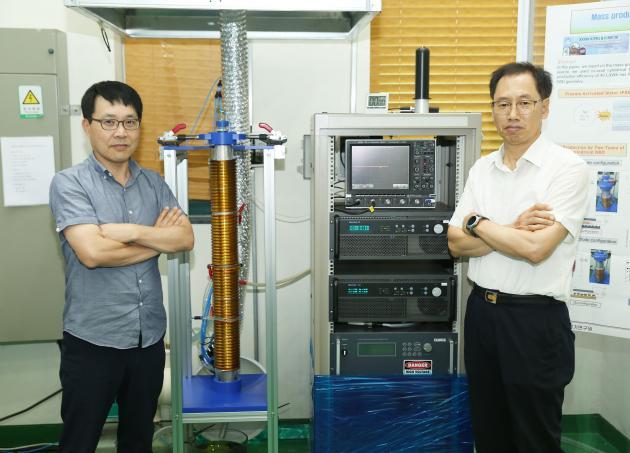 플라즈마 활성수 대용량 제조기술 개발자인 한국전기연구원 조주현 박사(왼쪽)와 진윤식 박사