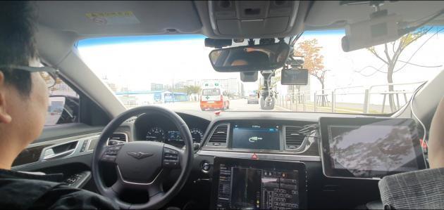 10일 오전 서울 강서구의 마곡 LG사이언스파크에서 실시된 5G-V2X(차량·사물간 통신) 기반의 일반도로 자율협력주행 기술 공개시연 행사에서 자율주행차가 구급차에게 통행을 양보하는 모습.