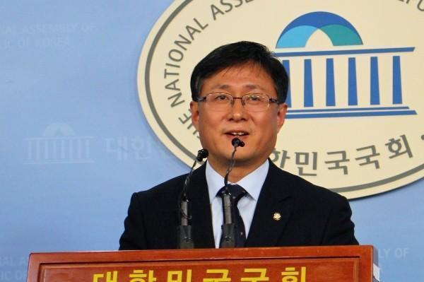김성환 의원은 국회 내에서 대표적으로 친환경 에너지로의 전환과 석탄 퇴출을 주장하고 있다.