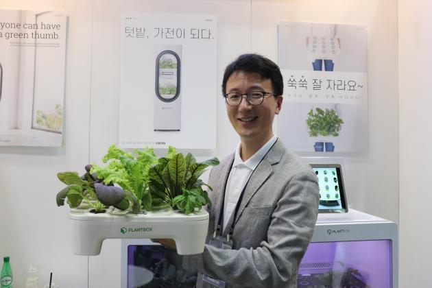 최선묵 AI+공동대표가  가정용 스마트 채소재배기 '플랜트 박스'를 소개하고 있다.
