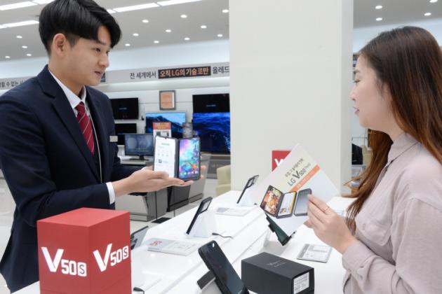 
15일 서울시 양천구에 위치한 LG베스트샵 목동점에서 고객이 LG V50S ThinQ를 구매하고 있다.