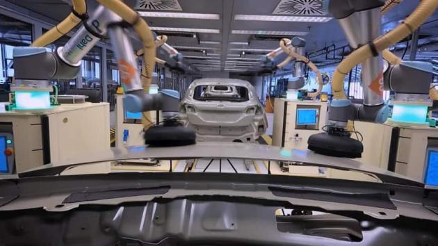 포드가 독일 쾰른의 엔지니어들과 함께 ‘피에스타’ 차량의 마무리 작업을 담당하는 ‘코봇’ 팀을 소개했다.