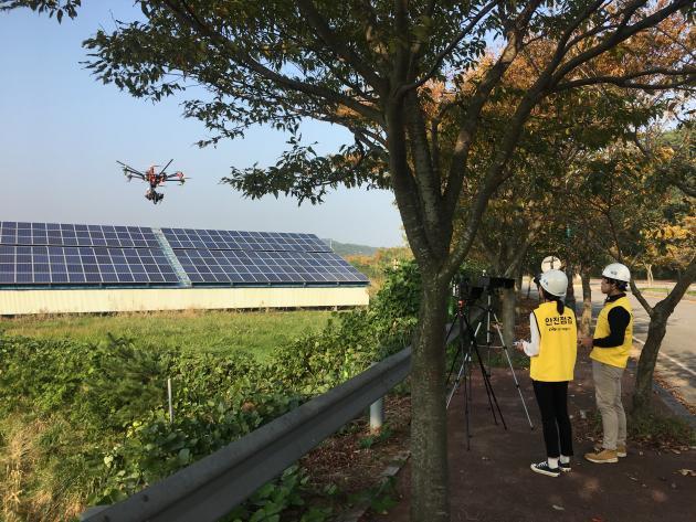 11일 충남 태안군 소규모 태양광발전소에서 한국서부발전 관계자가 드론 열화상카메라를 활용해 태양광설비를 점검하고 있다.