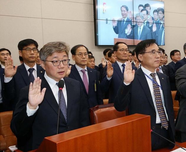 채희봉 한국가스공사 사장(왼쪽)이 15일 국회에서 열린 산업통상자원중소벤처기업위원회 국정감사에서 선서를 하고 있다.