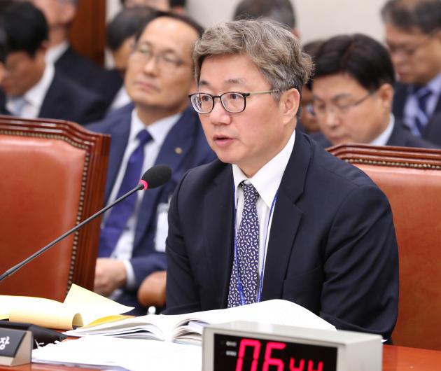 채희봉 한국가스공사 사장이 15일 국회에서 열린 산자중기위 국감에서 질의에 답변하고 있다.