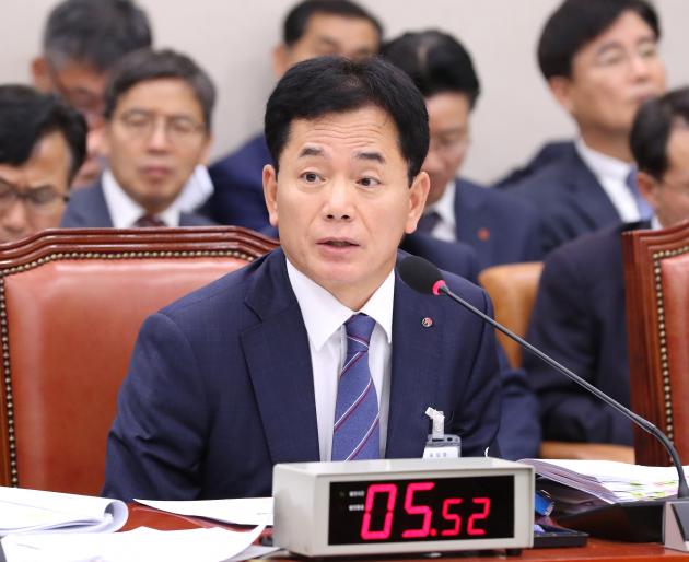 양수영 한국석유공사 사장이 15일 국회에서 열린 산자중기위 국감에서 질의에 답변하고 있다.