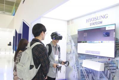 관람객이 효성중공업의 스태콤 VR체험관을 이용하고 있다.