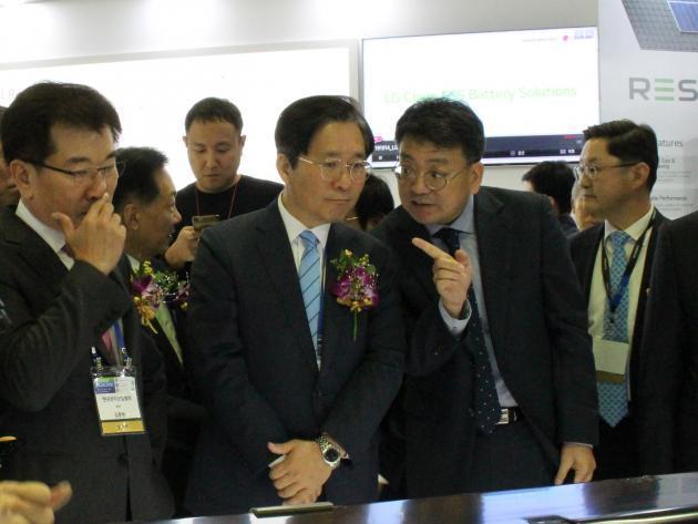 김종현 한국전지산업협회장(LG화학 사장)(맨 왼쪽)과 성윤모 산업통상자원부 장관왼쪽 두 번째)이 LG화학 부스에서 제품을 살펴보고 있다. 