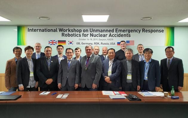 한국원자력연구원이 16일 대전 유성구 본원에서 개최한 '원자력 비상대응로봇 국제 전문가 워크숍'에 국내외 전문가들이 참석해 기념촬영을 하고 있다.