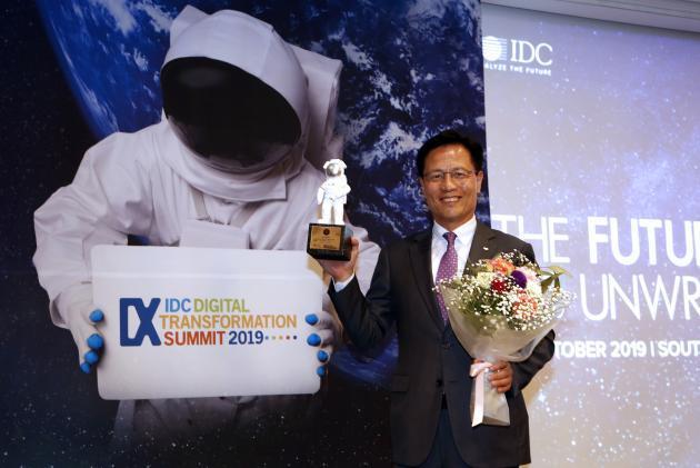 16일 서울 강남구 그랜드 인터컨티넨탈 서울 파르나스에서 열린 ‘IDC DX Awards 2019’에서 ‘DX Leader’로 선정된 손우형 두산중공업 상무가 기념사진을 촬영하고 있다.