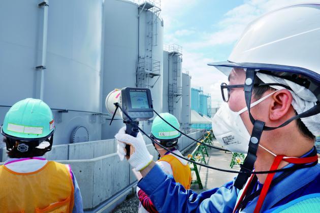 일본 후쿠시마 다이이치 원자력발전소에서 도쿄전력 직원이 방사능 오염수 저장탱크 주변 방사선량을 측정하고 있다.(제공: 연합뉴스)