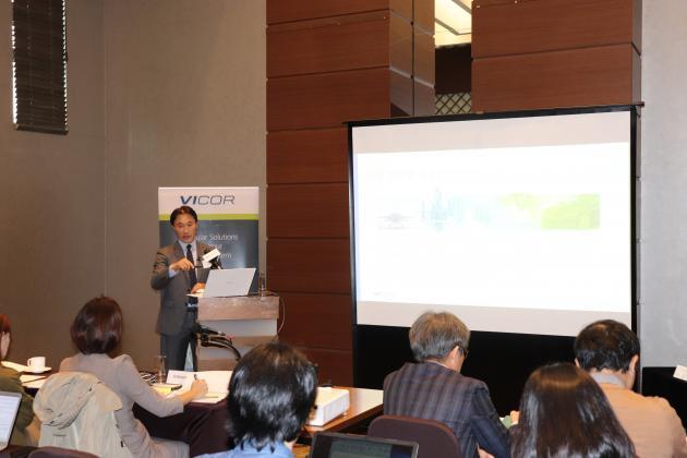 18일 서울 앙재동 엘타워에서 열린 바이코 기자간담회에서 정기천 바이코코리아 지사장이 고밀도 컨버터모듈 제품을 설명하고 있다.