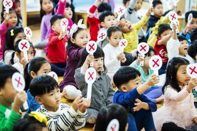 한국중부발전이 17일 충남 보령시 내 한 어린이집에서 주최한 ‘2019 재난대응 안전퀴즈대회’에서 어린이들이 문제를 풀고 있다.