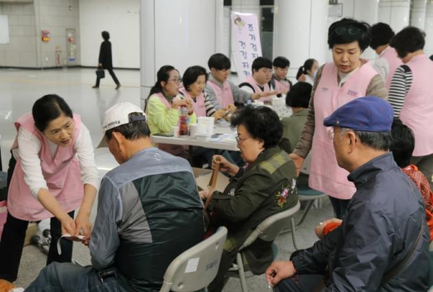 원자력병원이 22일 태릉입구역 역사에서 지역주민을 대상으로 무료 건강검진 서비스를 제공하고 있다.