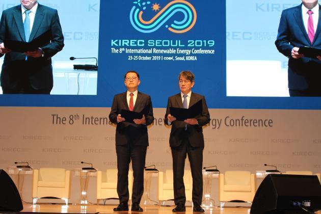 김창섭 에너지공단 이사장(오른쪽)과 김희철 한화큐셀 대표가 서울이니셔티브를 선언하고 있다.