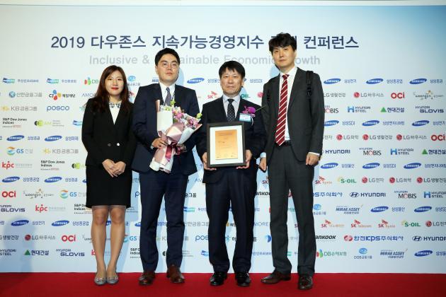 한전KPS 박정수 경영지원본부장(사진 오른쪽에서 두 번째)와 직원들이 DJSI Korea 11년 연속 최우수기업 편입을 축하하며 함께 기념촬영을 하고 있다.
