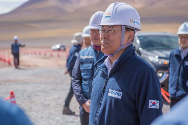 최정우 포스코 회장이 아르헨티나 리튬 추출 데모플랜트 건설현장을 방문해 안전을 당부하며 직원들을 격려했다.