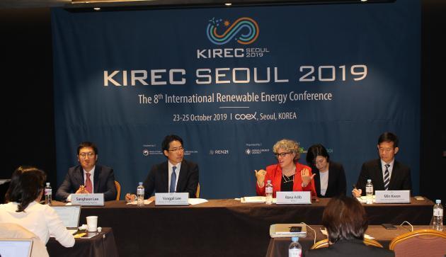 23일 서울 강남구 코엑스에서 열린 ‘제8회 세계재생에너지총회’에서 라나 아디브 REN21 사무국장(왼쪽 세 번째)이 기자들의 질문에 답변하고 있다.