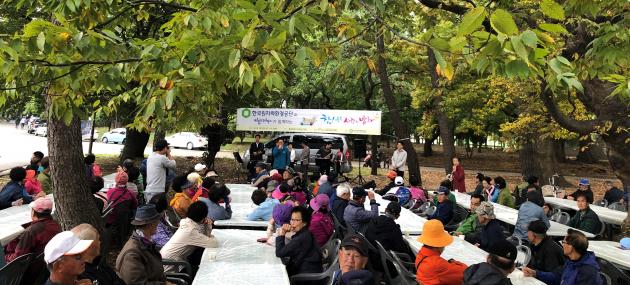 한국원자력환경공단 청정누리봉사단원들이 23일 경북 경주시 황성공원에서 지역 어르신에게 무료 급식을 제공하고 있다.