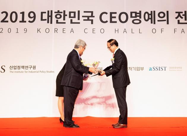 박형구 한국중부발전 사장(오른쪽)이 24일 ‘2019 대한민국 CEO 명예의 전당’ 시상식에서 정보보안부문 우수 최고경영자(CEO)로 선정돼 상을 받고 있다.
