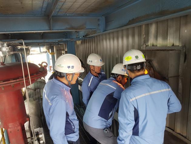 지난 10일 전북 익산 전북집단에너지에서 한국중부발전 기술전문원과 전북집단에너지 관계자들이 공동으로 보일러 연소 상태를 점검하고 있다.