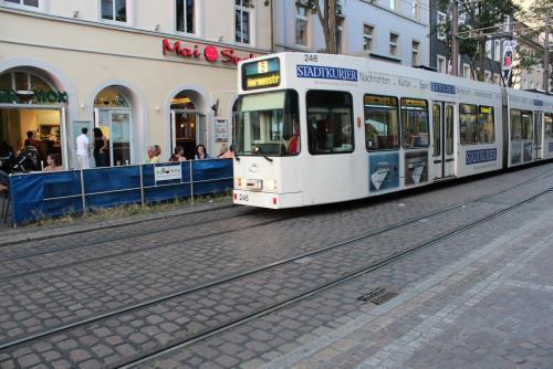 독일 프라이부르크 도심지역 식당가에 인접해 트램이 지나가고 있다.