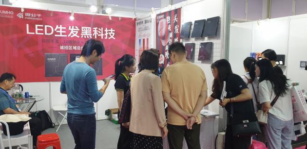 중국 선전 선물용품 박람회에 참가한 금호전기 부스. 관람객들이 레이큐어캡에 큰 관심을 나타내고 있다.  