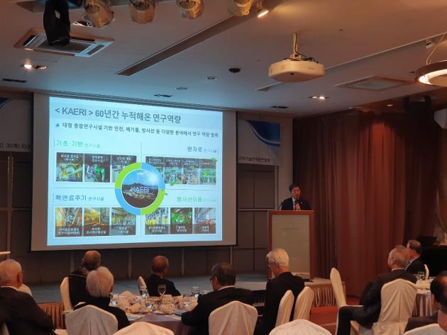 10월 31일 서울 강남구 한국과학기술회관에서 열린 제54회 원자력원로포럼에서 박원석 한국원자력연구원장이 우리나라 원자력 R&D 동향에 대해 발표하고 있다.
