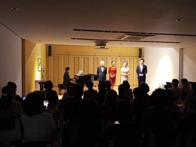 그랜드오페라단은 10월 31일 ‘Salon de Opera- October  詩와 歌曲의 밤’이라는 주제로 이인아트홀에서 살롱음악회를 열었다.